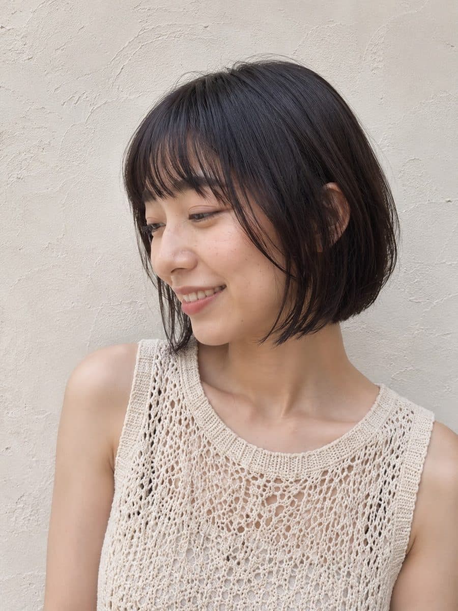 前髪のあるボブ、笑顔の横顔